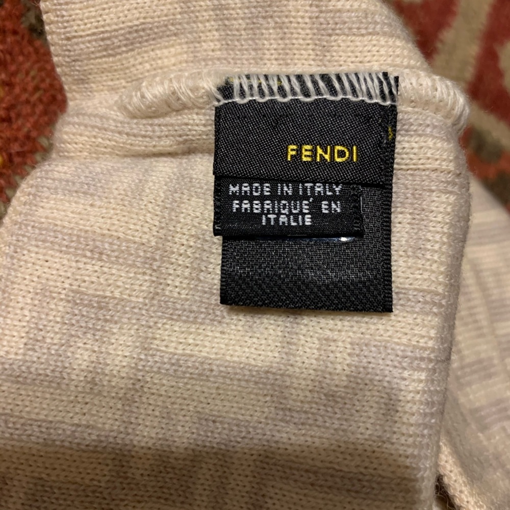 SOLD** FENDI Vintage  Knit Beanie Hat Ivory & light grey FF - Picture 4 of 15